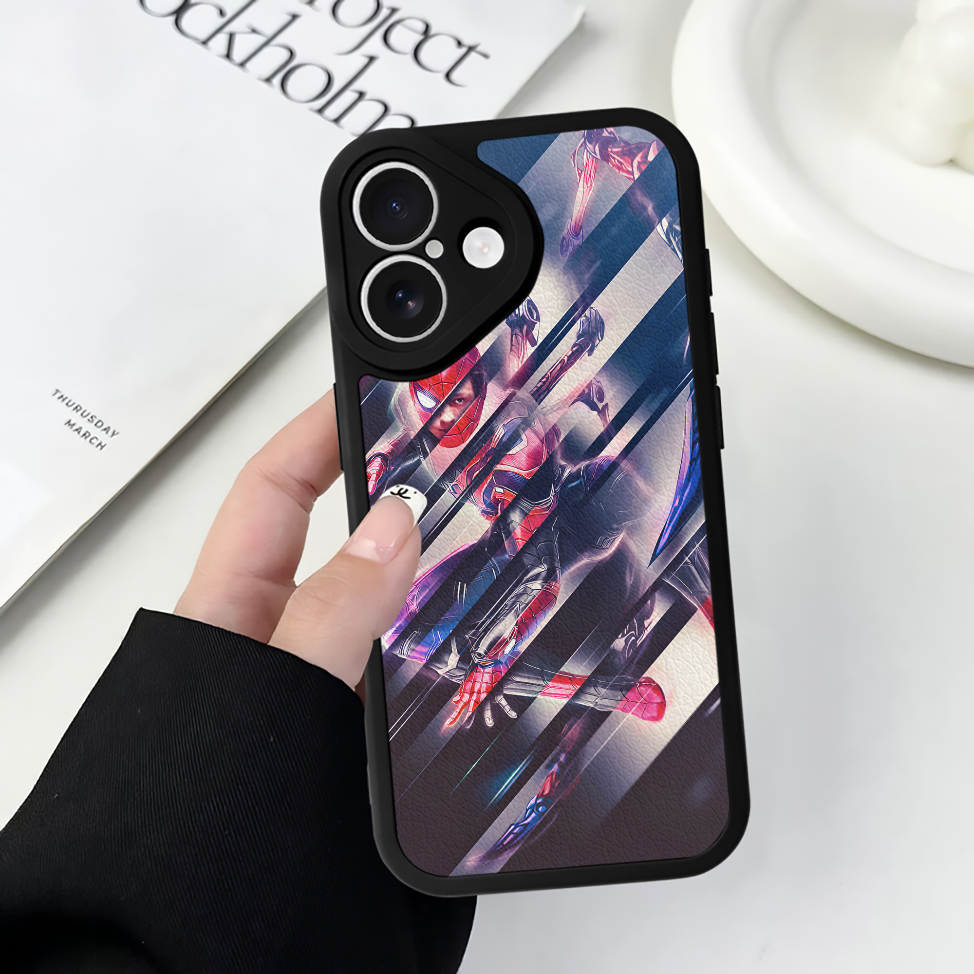 （画像用） アベンジャーズ The Avengers 【iPhone 16シリーズ対応】シリコンスマホケース（レザー調） 材質：シリコン